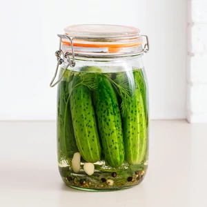 Fermentált uborka télire: egészséges tartósítás csatos üvegben